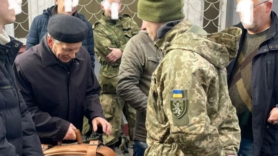 Un hombre llega para enlistarse al ejército de Ucrania para luchar contra el enemigo