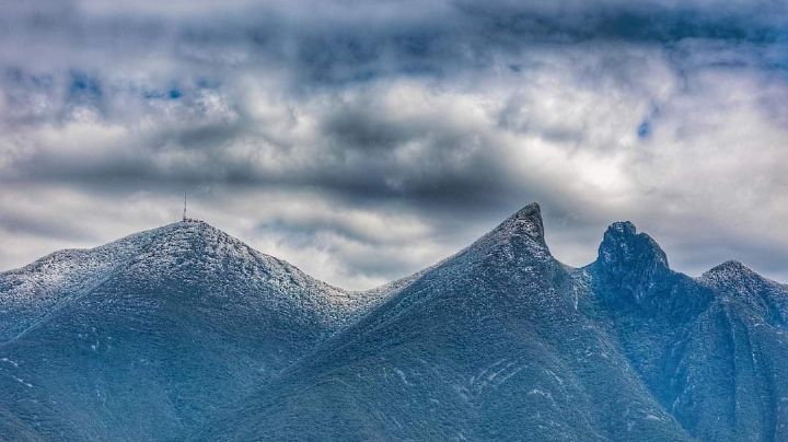 FOTOS: Por helada, se pinta de blanco el Cerro de la Silla en Nuevo León