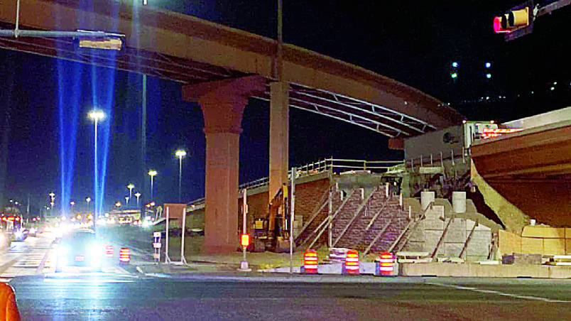 Sus pasos elevados o puentes sobre y debajo de calles como Mann, Del Mar, Calton y otras, han sido tratados con solución salina por TxDoT