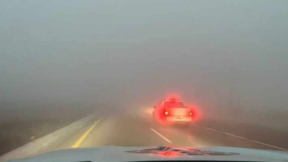 Las condiciones de niebla y llovizna se presentan en esta vía.