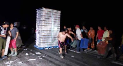 Rapiña cervecera nivel Dios: en minutos vacían caja de tráiler accidentado