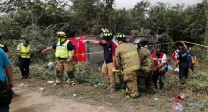 Volcadura de autobús en carretera Mérida-Cancún deja 8 muertos y 19 heridos