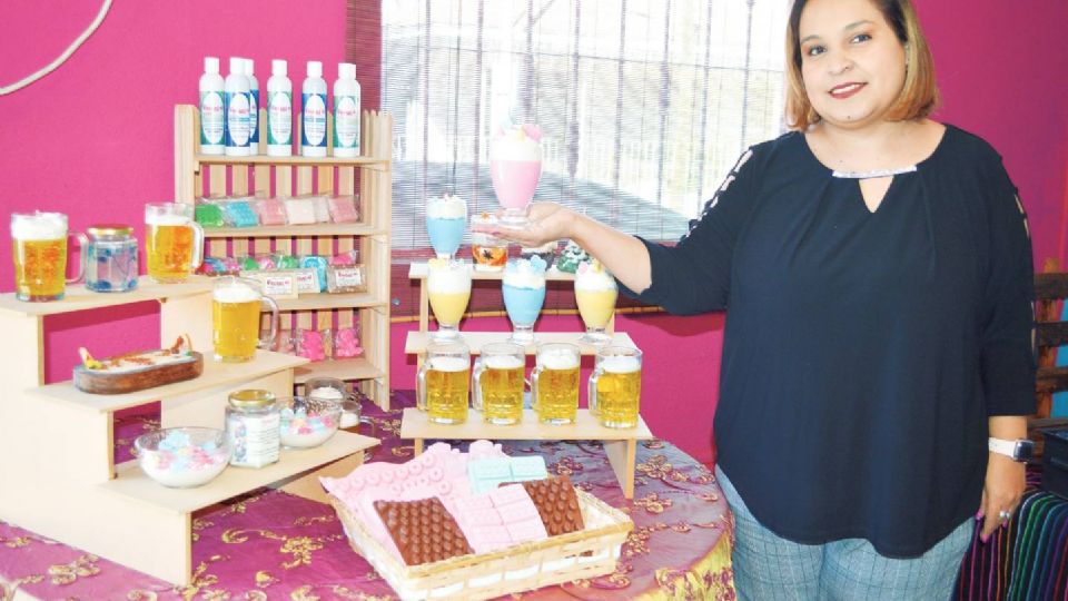 Diana Angélica emprende con su negocio de velas aromáticas, shampoos y jabones artesanales