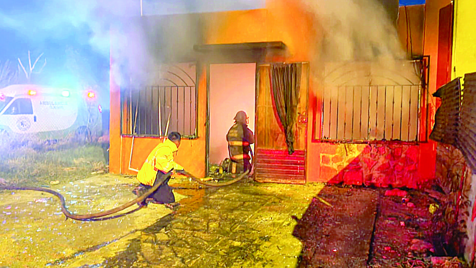 Un incendio se presentó en una vivienda en la colonia Villas de San Miguel, al poniente de la ciudad.