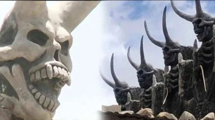 Curiosa casa: Hombre decora con esculturas de Satanás su propiedad en Bolivia