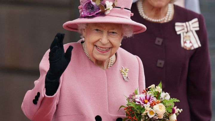 Reina Isabel II retoma su trabajo tras recuperarse del covid-19