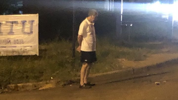 Amor de padre: Hombre de 72 años espera todas las noches a su hija en la parada del camión