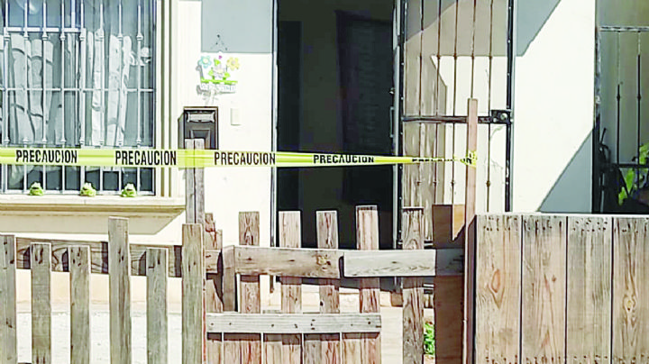 Fallecen dos en sus casas