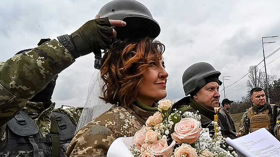 Los enamorados se casaron en medio de la guerra