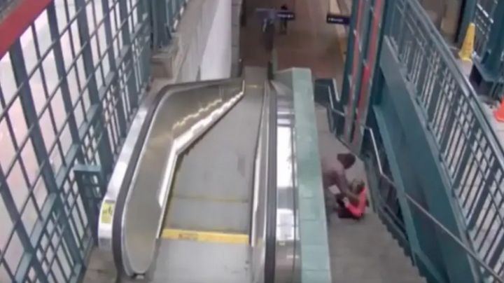 (IMÁGENES FUERTES) Arojan a abuelita por las escaleras en estación de tren