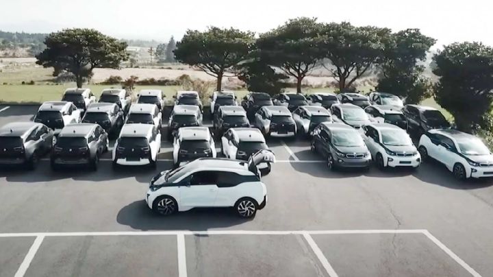 Abandonan misteriosamente 100 autos BMW nuevos con facturas y seguro en la guantera