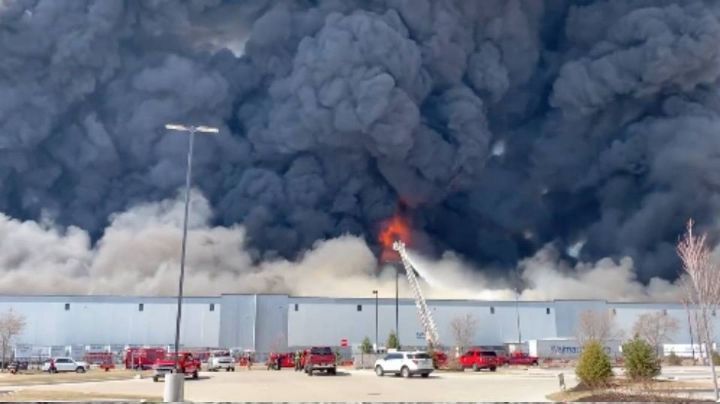 Video de impacto: Se registra fuerte incendio en Walmart; es consumido por las llamas