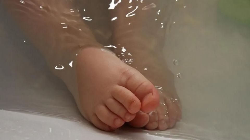 Los familiares no se dieron cuenta que la niña se metió al baño