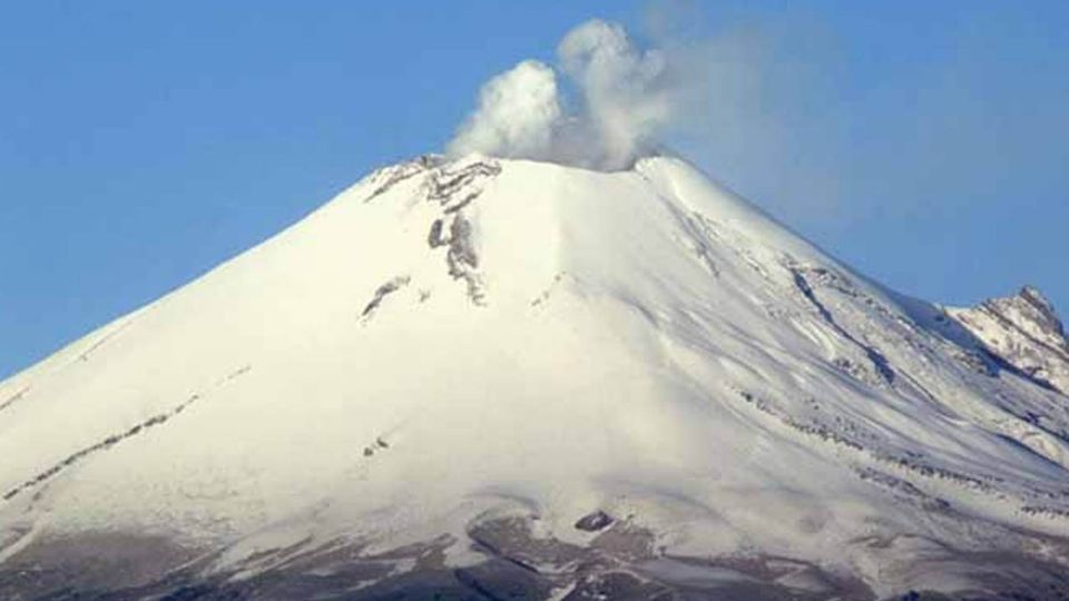 Este miércoles 16 de marzo el volcán Popocatépetl amaneció cubierto de nieve