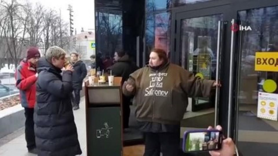 El hombre, de 31 años, protestó la salida de Mc Donald's de Rusia, llamándolo una 'violación' contra sus derechos internacionales