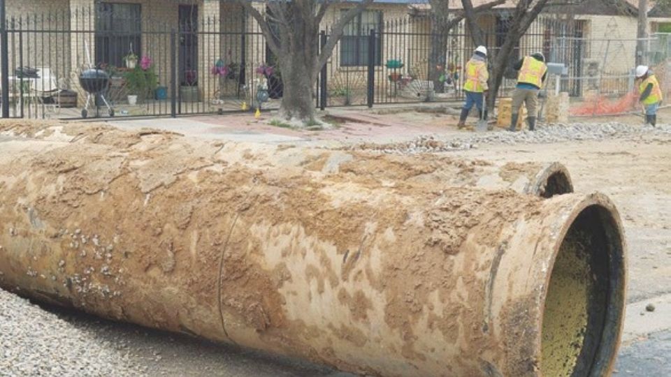 La antigua red de tubería de agua en la ciudad sigue causando problemas.