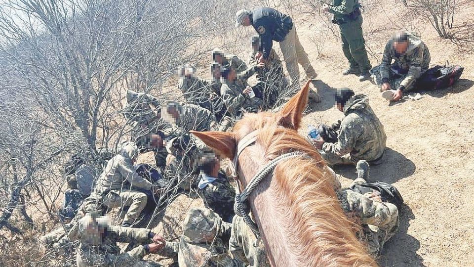 Pues se aparecieron los hombres de a caballo el domingo 13 una veintena de personas que iban vestidos -todos- con ropas tipo militar o de cazador