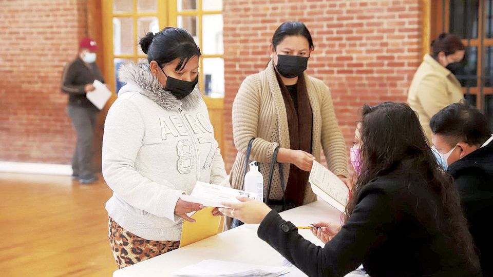 Desde temprana hora, madres de familia acudieron a inscribir a sus hijos al programa de inmunización