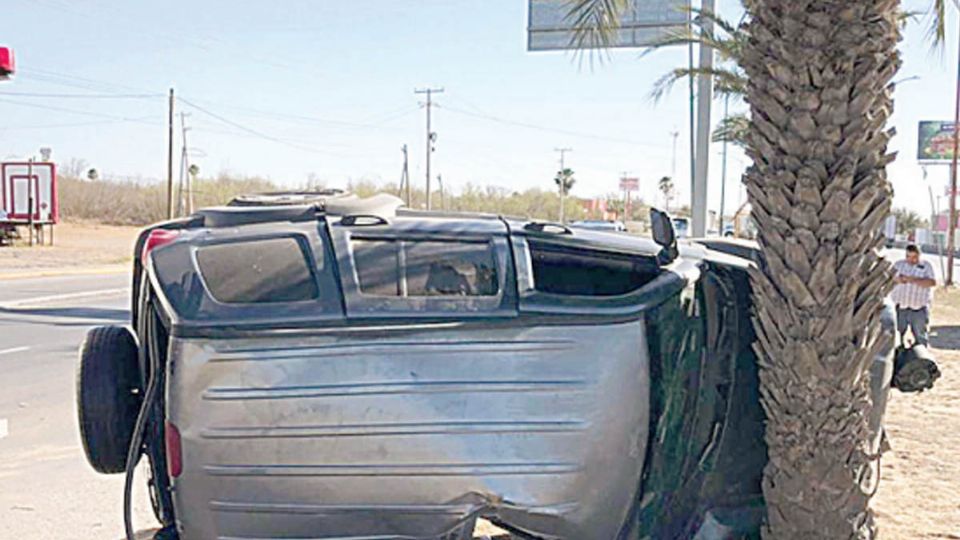 nUn conductor que derribó un poste y dañó una palma, dejó abandonada su camioneta “chocolate”
