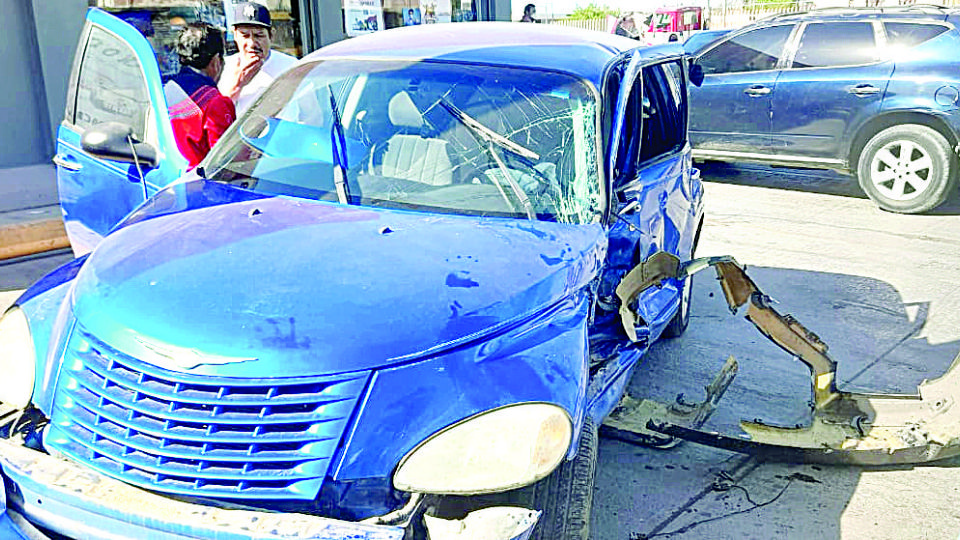 En este auto viajaban los lesionados.