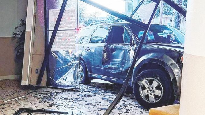 Choca contra varias oficinas