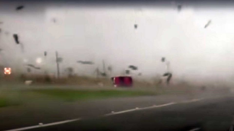 Tornado voltea su camioneta