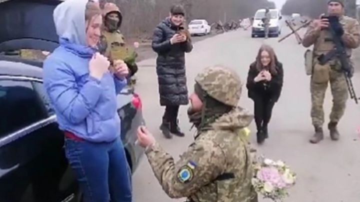 ¡Sustos que dan gusto! Soldado ucraniano finge retén para pedir matrimonio a su novia