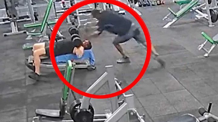 VIDEO: Se "tropieza" en el gym y deja caer pesa de 20 kilos sobre la cabeza de su amigo