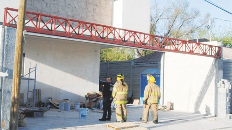 El reporte del incidente entró la tarde del martes en el sistema de emergencia 911 de la ciudad, solicitándose la presencia de los paramédicos para atender a un trabajador que cayó de un andamio