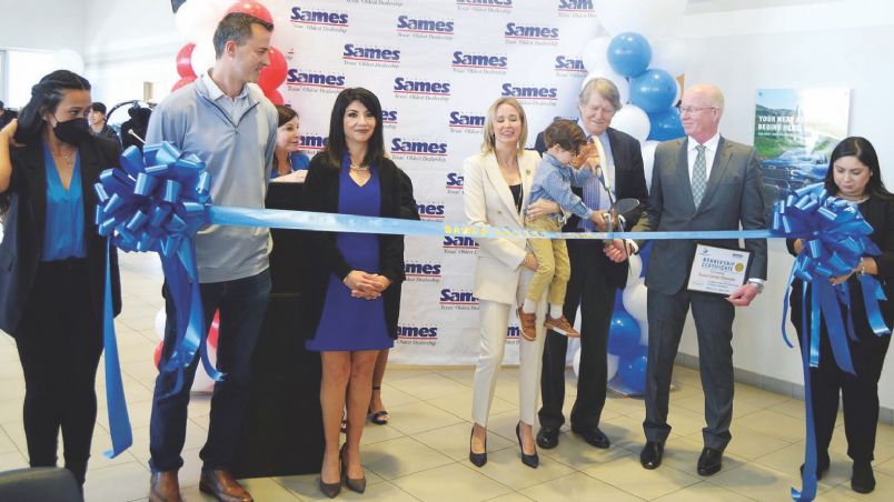 La familia Sames realizó el tradicional corte del listón de Sames Chevrolet y Nissan Laredo Sames