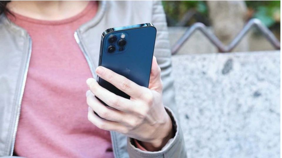 Una joven descubre que con su iPhone puede enterarse de muchas cosas