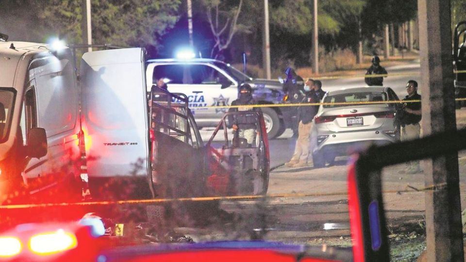 Cuerpos fueron hallados en una camioneta incendiada.