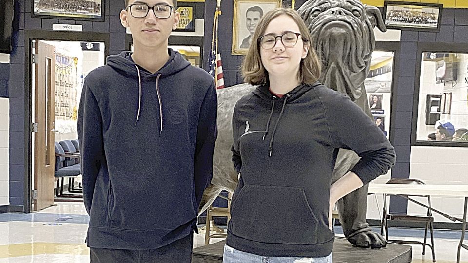 Los estudiantes de Alexander, David Elizondo y Kensey Shaw van a una competencia estatal