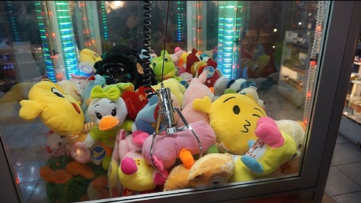 ¡Ojo aquí! Joven revela secreto de máquinas de peluches