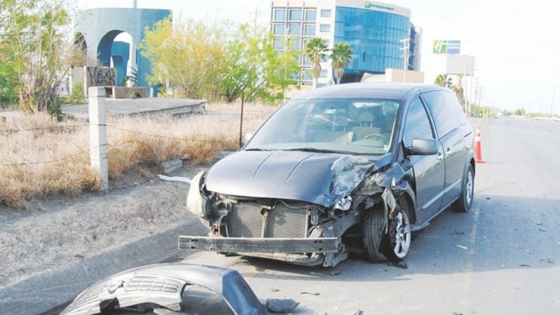 La Nissan Quest pegó contra el otro vehículo y volcó.
