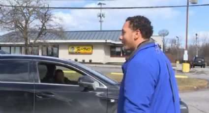 Reportero es sorprendido en vivo por visita de su madre; la reacción se vuelve viral