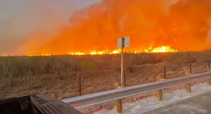 FOTOS:  Avanza fuerte incendio en Cotulla, Texas; consume 3 mil 500 acres