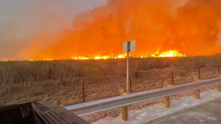 FOTOS:  Avanza fuerte incendio en Cotulla, Texas; consume 3 mil 500 acres