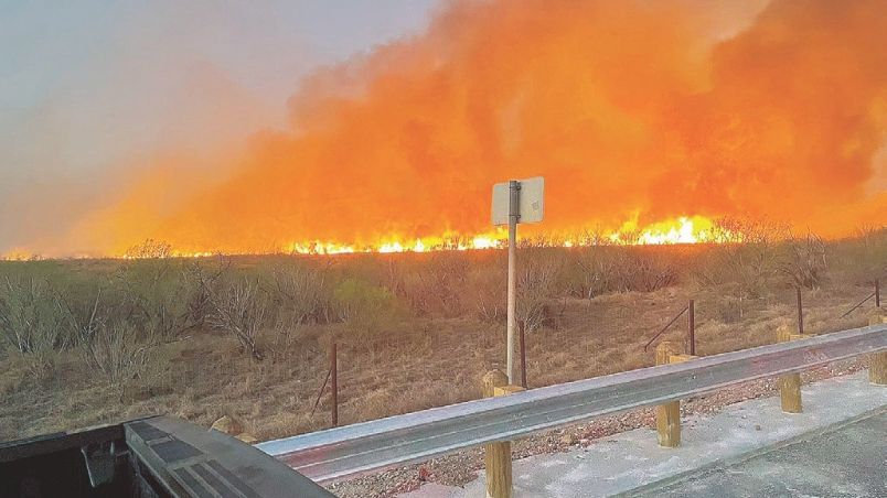 Ángel Daniel Esparza, vocero de Policía de Encinal, Texas, dijo que más de 70 elementos combaten el fuego