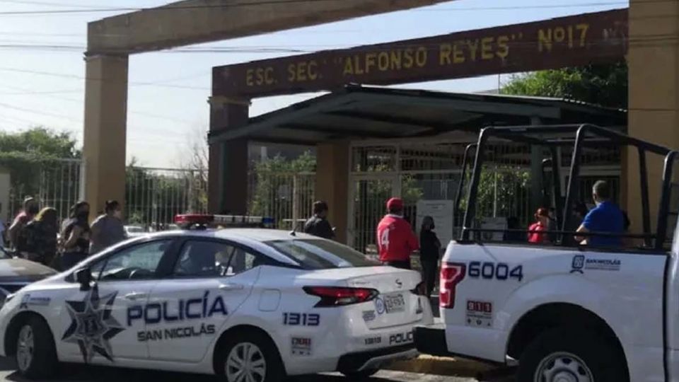 La mañana de este jueves 31 de marzo una presunta amenaza de tiroteo en una secundaria causó la movilización de varias unidades policiacas