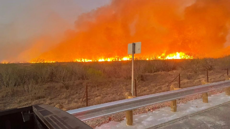 Comunidades como Los Ángeles y Fowlerton ubicadas 20 millas al este de Cotulla, fueron evacuadas la tarde-noche del miércoles por un mega incendio en esa zona rural, el cual persiste, aunque los vecinos ya regresaron a sus casas