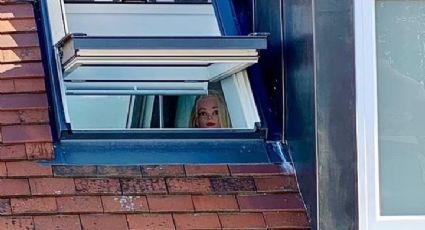 Coloca maniquí en ventana que observa a sus vecinos que se quejaron de él