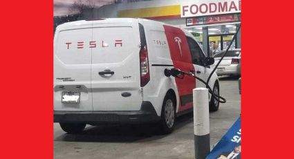 Viralizan foto de vehículo de Tesla... ¡Cargando gasolina!