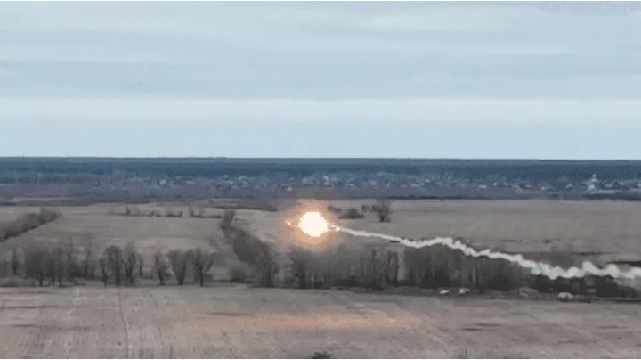 ¡Asombroso! Captan a helicóptero ruso derribado por misil ucraniano (VIDEO)