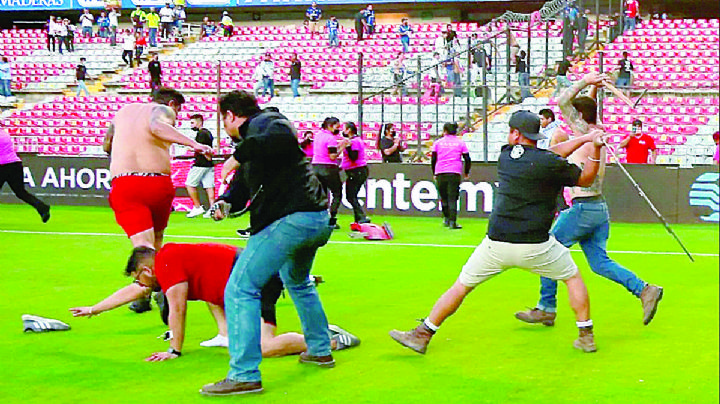 Terror extremo en estadio de futbol; 22 heridos