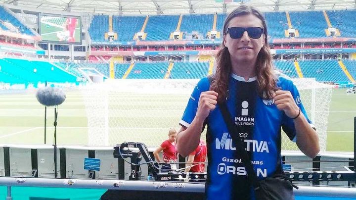 Él es Amilcar Rafael, líder de la barra del Querétaro, cobijado por los directivos