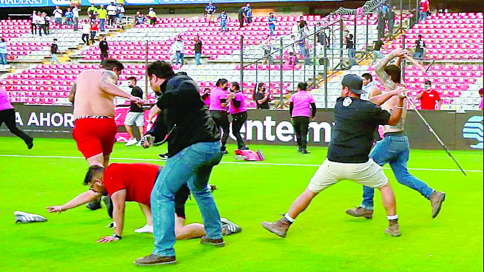 Aficionados de Atlas y Querétaro protagonizan batalla campal