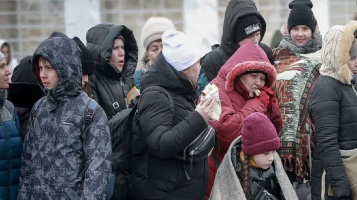 Rellenan vehículos de ucranianos para cruzar la frontera de México y pedir asilo en EU