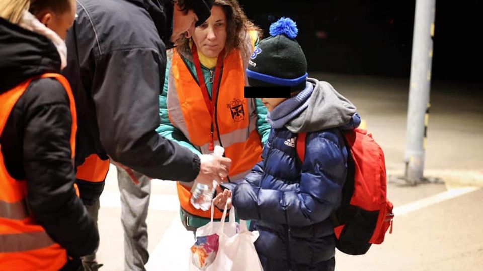 El niño llegó el día sábado a Eslovaquia y un grupo de voluntarios se encargó de darle de comer y beber