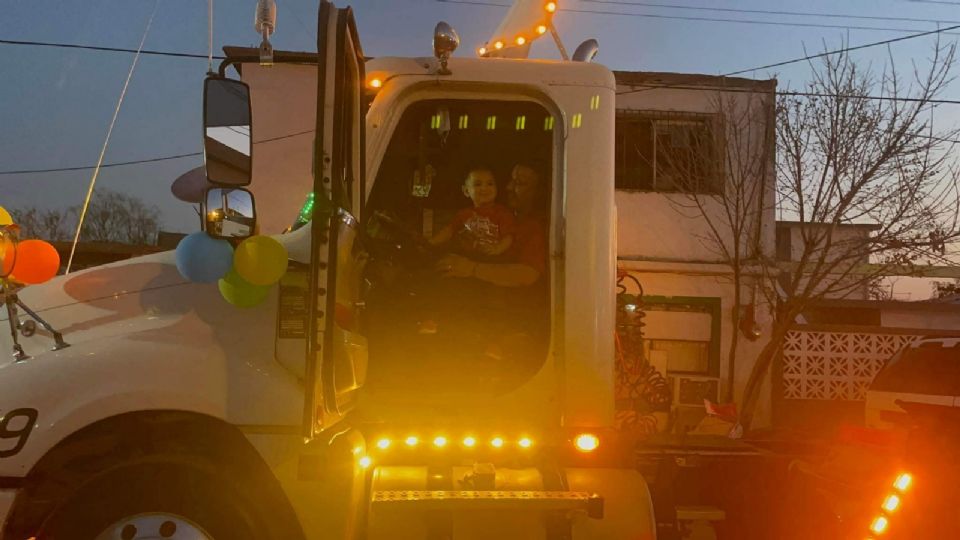 El pequeño Félix, de 3 años, vio cumplido su sueño de conocer a los transportistas y sus grandes vehículos: Los tráileres